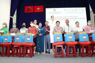 TP.Hồ Chí Minh: Trao 100 phần quà cho các hộ có hoàn cảnh khó khăn