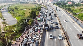 [ẢNH] CSGT ghi hình và xử phạt loạt phương tiện đi vào làn khẩn cấp trên Vành đai 3