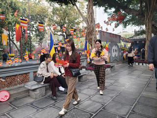 Đến Chùa Hà chiêm bái trong ngày Valentine