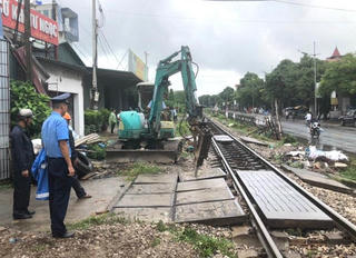 Ẩn họa từ đường ngang tự mở