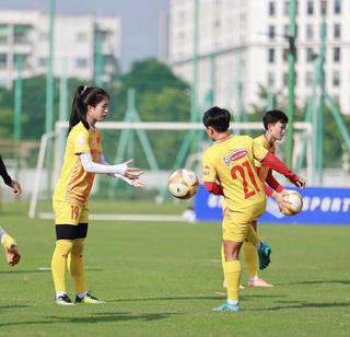 Tuyển nữ Việt Nam: Cơ hội của người trẻ