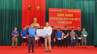 LĐLĐ tỉnh Quảng Nam tặng quà cho các ngư dân gặp nạn trên biển