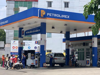 Xăng RON95-III giảm hơn 1.700 đồng/lít