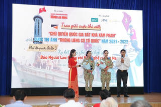 Trao giải cuộc thi ảnh 'Thiêng liêng cờ Tổ quốc'