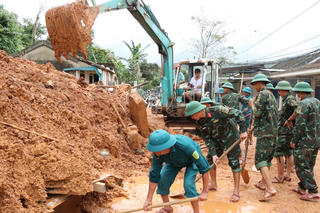 Miền Trung kiên cường trong mưa lũ