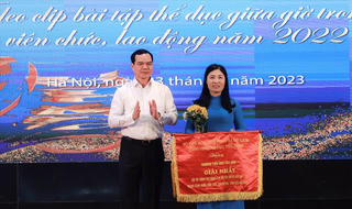 Trao giải thưởng Hội thi Clip tập thể dục giữa giờ cho công nhân, người lao động