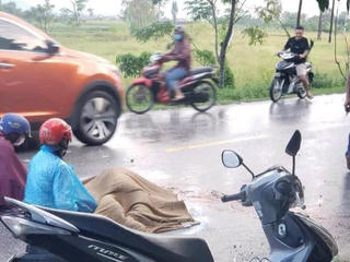 Xe ô tô phóng như bay, chạy lấn làn tông chết bà bầu 