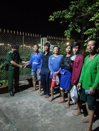 Kịp thời cứu 9 thuyền viên gặp nạn trên biển