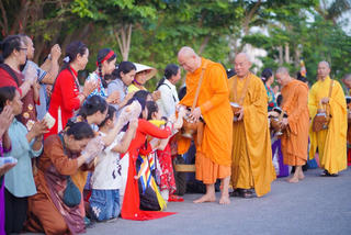 Vài nét về truyền thống khất thực trong đạo Phật