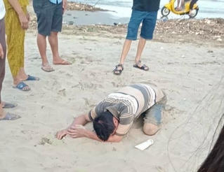 Người bố gào khóc trên bờ biển vì 2 con bị đuối nước 