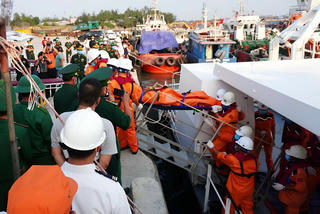 Vụ chìm sà lan trên biển Lý Sơn: Đưa thi thể 4 nạn nhân vào bờ