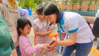 Cha mẹ hạnh phúc trải nghiệm workshop 'Cùng con yêu vẽ sỏi' 