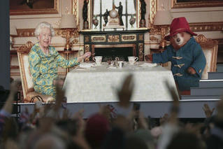 Bật mí những 'bí mật' cùng Nữ hoàng Anh và chú gấu Paddington