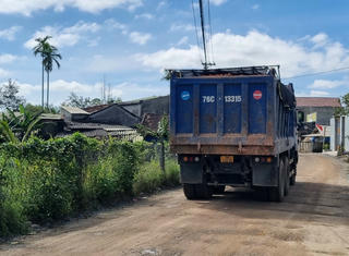 Dân khổ vì đường xuống cấp