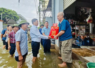 Trưởng ban Dân vận Thành ủy Hà Nội kiểm tra, tặng quà các hộ dân vùng lũ Quốc Oai