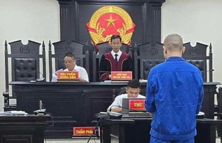 Cướp điện thoại của du khách nước ngoài, nam xe ôm lĩnh án tù