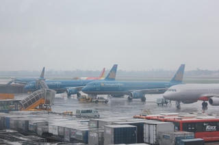 Ảnh hưởng bão số 3, hàng không hoãn, hủy nhiều chuyến bay