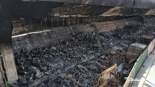 Hiện trường vụ cháy dưới gầm cầu Vĩnh Tuy, hàng trăm xe máy trơ khung