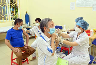 Tiêm vaccine phòng Covid-19 mũi 5: Nên hay không?