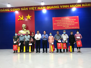 Phó Chủ tịch - Tổng Thư ký Lê Tiến Châu thăm, tặng quà các gia đình có công với cách mạng tại Tây Ninh