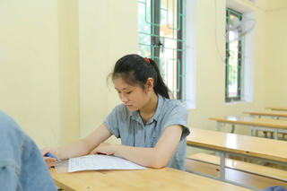 Nữ sinh khuyết tật được đặc cách tốt nghiệp nhưng vẫn tham gia thi