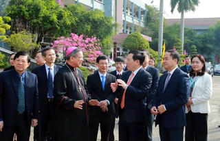 Phó Thủ tướng Thường trực Chính phủ Phạm Bình Minh chúc mừng Giáng sinh tại Tòa Giám mục Bùi Chu