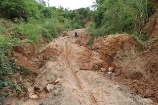 Bộ GDDT chia buồn và động viên gia đình cô giáo bám bản tử vong trên đường tới trường