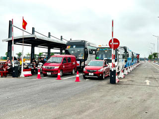 Hải Phòng: Ngày đầu hạn chế xe ô tô con qua phà Đồng Bài sang đảo Cát Bà