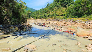Đãi vàng trái phép ở suối Đăk Mét