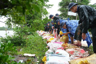 Cảnh sát Biển tham gia chống tràn đê sông cầu Ngà