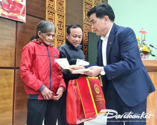 Lãnh đạo tỉnh Quảng Nam tặng quà Tết cho bà con vùng cao