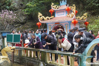 Người dân chen chân tại Phủ Na