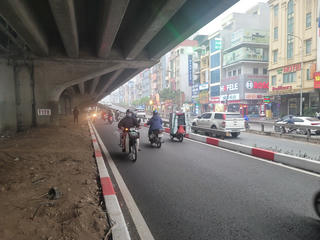 Hà Nội: Xe máy bất chấp chạy ngược chiều trong làn mới đường Nguyễn Xiển