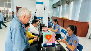 Người dân ùn ùn tới ga Sài Gòn mua vé tàu tết Giáp Thìn