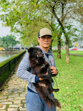 Người đàn ông dành tình yêu thương với những chú chó, mèo bị bỏ rơi