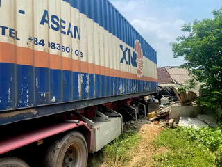Xe container mất lái lao thẳng vào nhà dân, 1 người bị thương