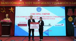 Agribank ủng hộ 4 tỷ đồng trao tặng sổ BHXH, thẻ BHYT cho người dân bị thiệt hại bởi bão lũ