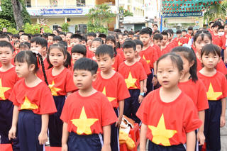 Hơn 1.000 học sinh Bạc Liêu tự hào mặc áo cờ đỏ sao vàng hát quốc ca