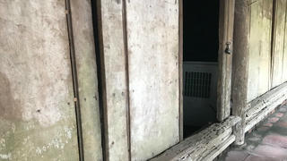 Quãng lặng nơi bậu cửa