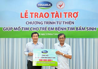 Vinamilk tiếp tục ủng hộ Hội Bảo trợ Bệnh nhân nghèo TP HCM 500 triệu đồng cho các bệnh nhi nghèo mổ tim năm 2022
