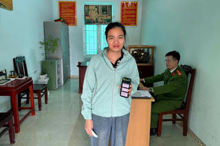 Thấy tài khoản có thêm 15 triệu đồng, người phụ nữ vội vã đi báo Công an