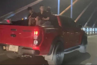 Quảng Ninh: Xác minh việc xe bán tải chở 3 người trên thùng