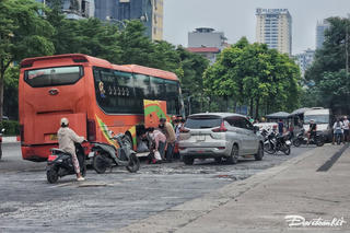 Hà Nội: Nhà xe 'lập bến cóc', ngang nhiên đón trả khách trên phố Trần Vỹ