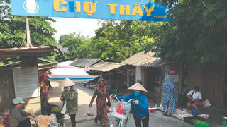 Dung dị chợ Thầy