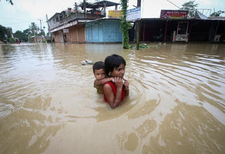 Mưa lũ kinh hoàng nhấn chìm cả sân bay ở Ấn Độ - Bangladesh