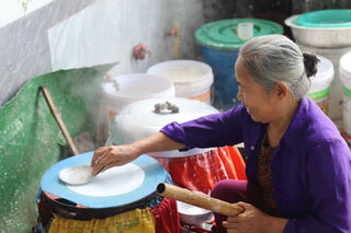 Tất bật làng bánh đa nem Đắc Châu