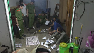 Quảng Ninh: Khởi tố 3 đối tượng sản xuất dầu nhờn giả