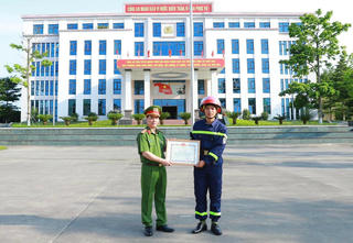 Tuyên Quang: Chủ tịch tỉnh tặng Bằng khen cho chiến sĩ 'giải cứu' hơn 100 HS mắc kẹt