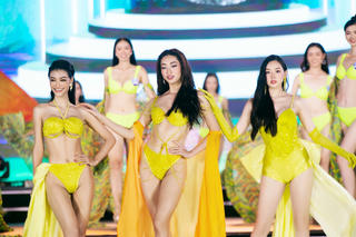 Lương Thùy Linh, Tường San và Lona Kiều Loan diện bikini khoe dáng