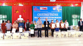 Phó Chủ tịch Hoàng Công Thuỷ tặng 100 suất quà cho hộ nghèo ở Mỹ Lương
